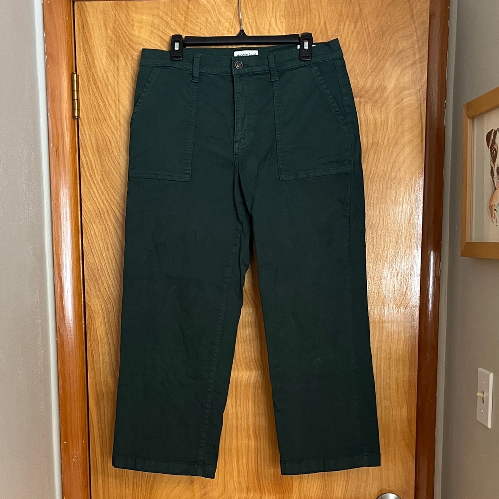 Chic Forest Green Cropped Pants